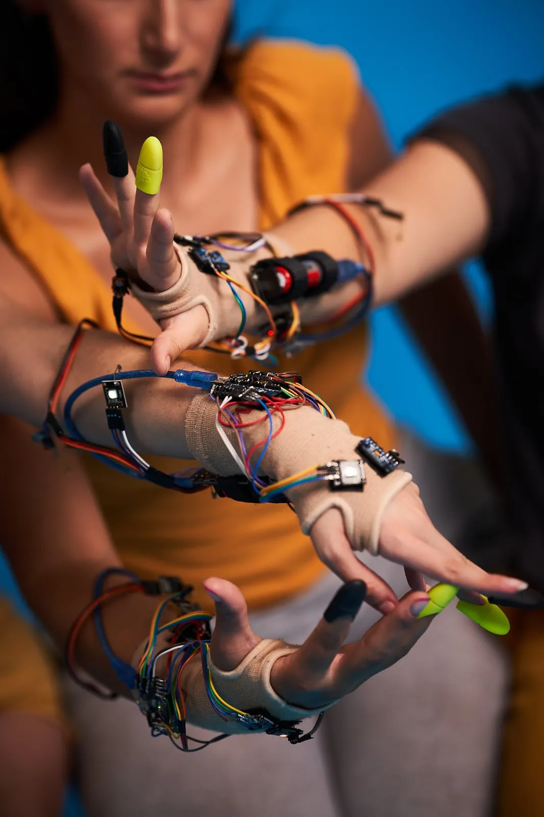 Prototipo wearable ONE-T - Sensores y microcontrolador para interacción sonora y danza